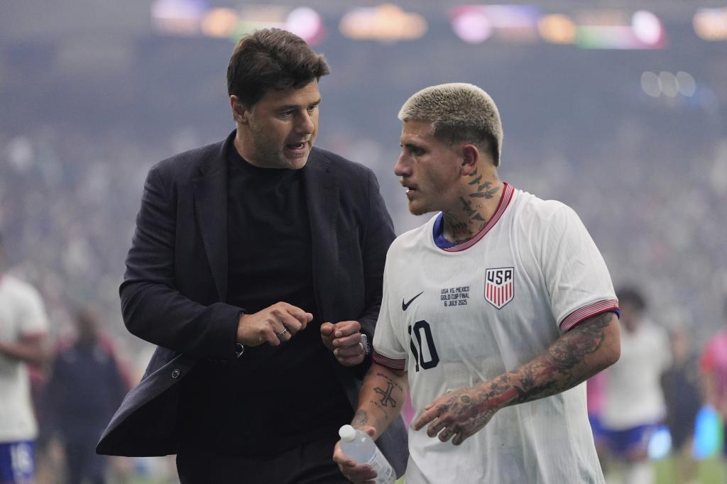 United States head coach Mauricio Pochettino, left, talks with midfielder Diego Luna (10)