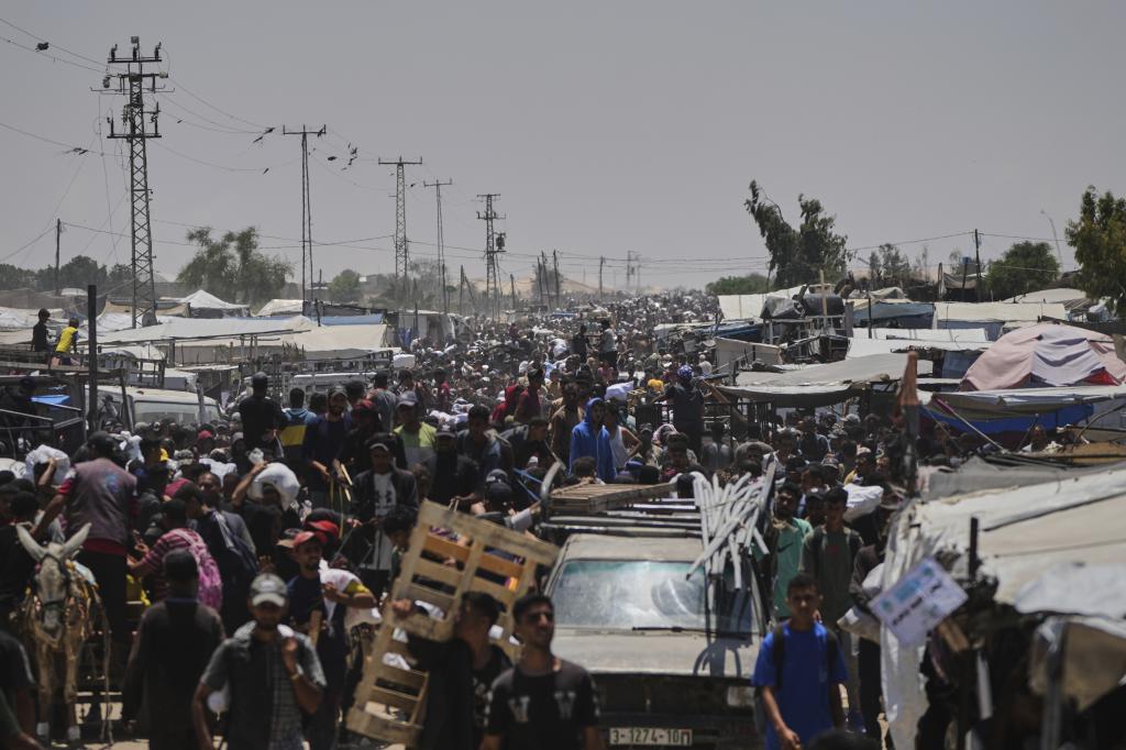 Palestinians heading to receive food and humanitarian aid