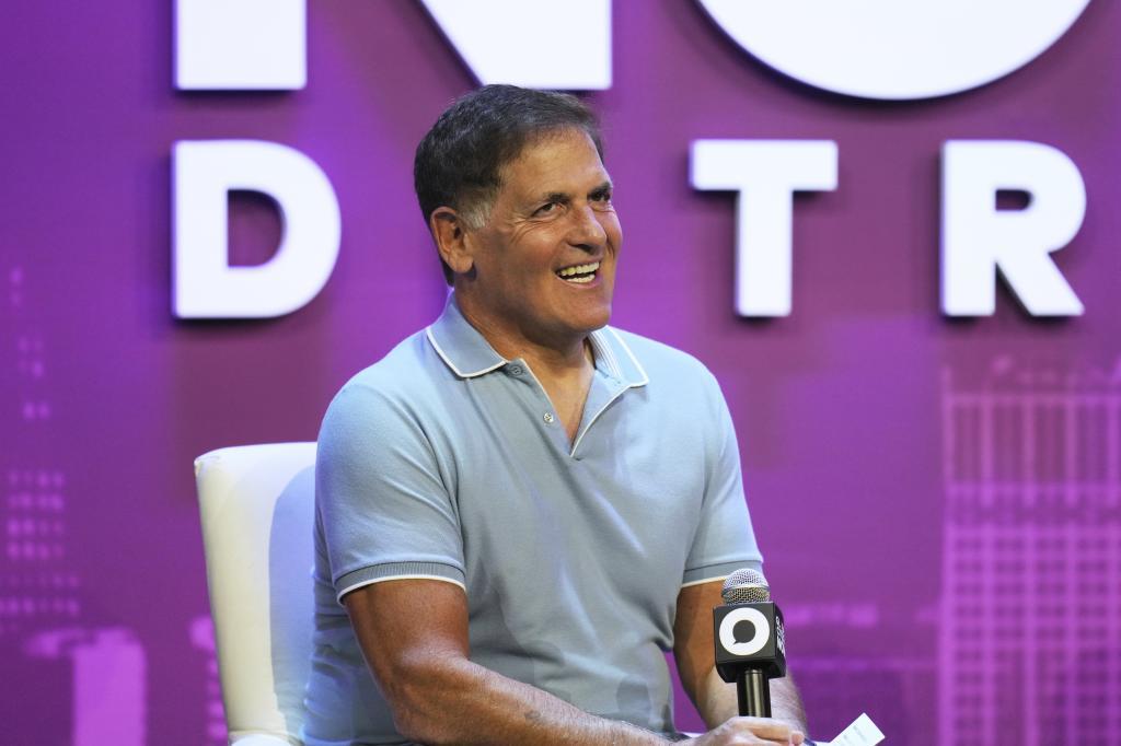 Mark Cuban speaks at a Global Citizen.