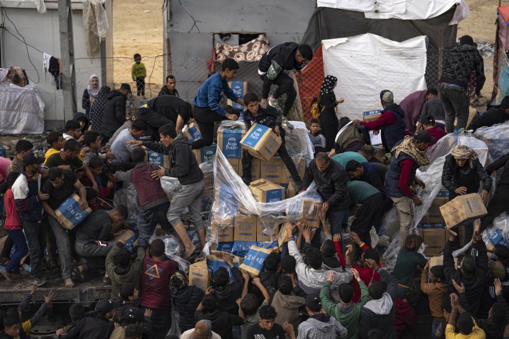 Palestinians loot a humanitarian aid truck.