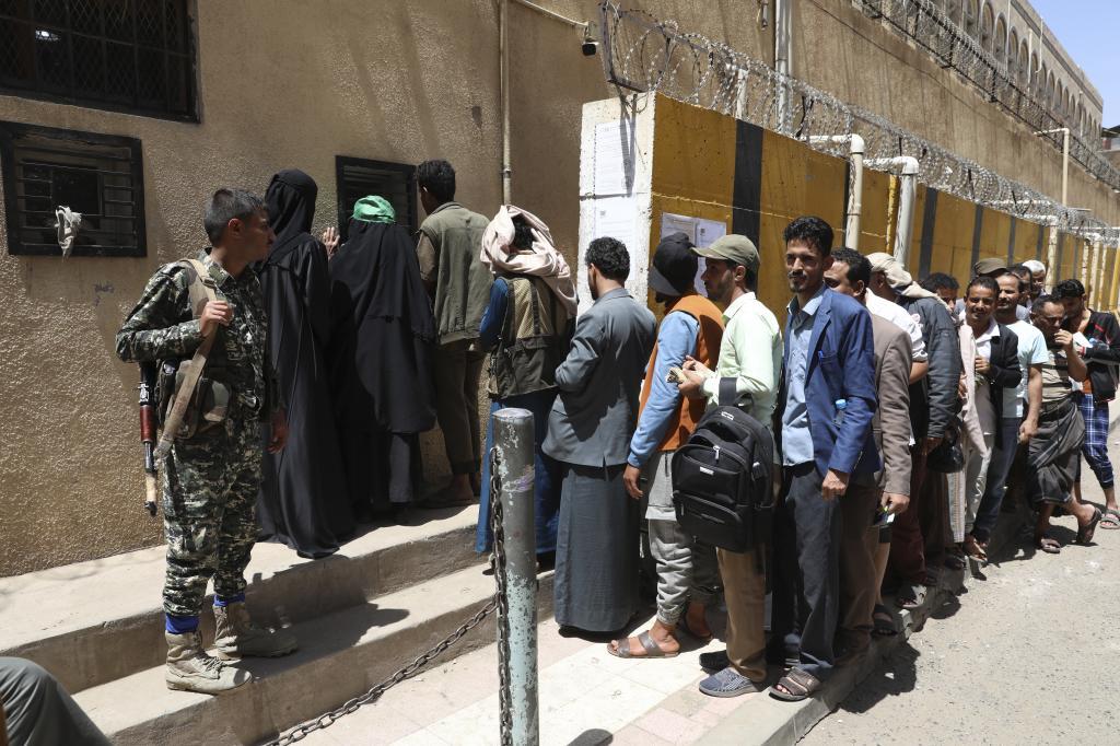 Yemenis line up.
