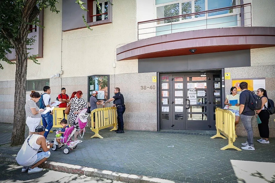 Asylum seekers line up at an office in Madrid.
