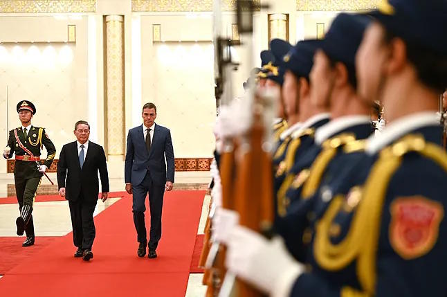 Chinese Prime Minister Li Qiang and Spanish Prime Minister P. Snchez.