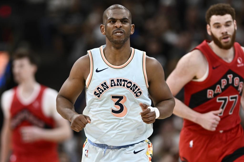 San Antonio Spurs guard Chris Paul