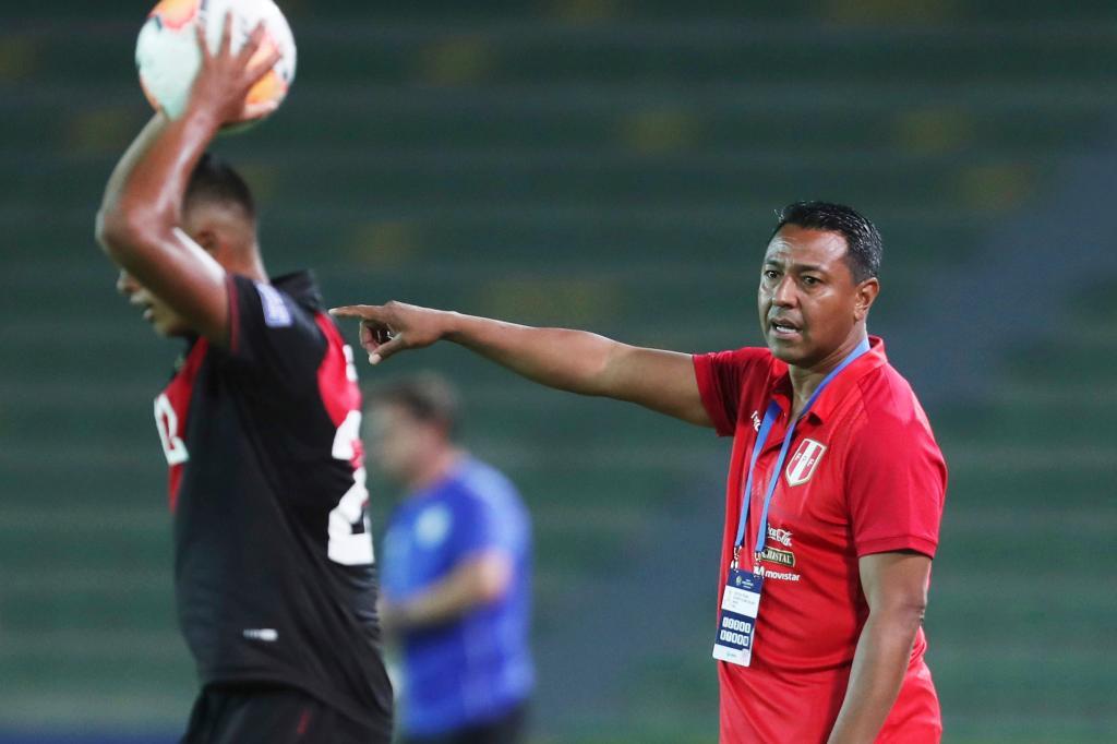 Peru's head coach Nolberto Solano, right.