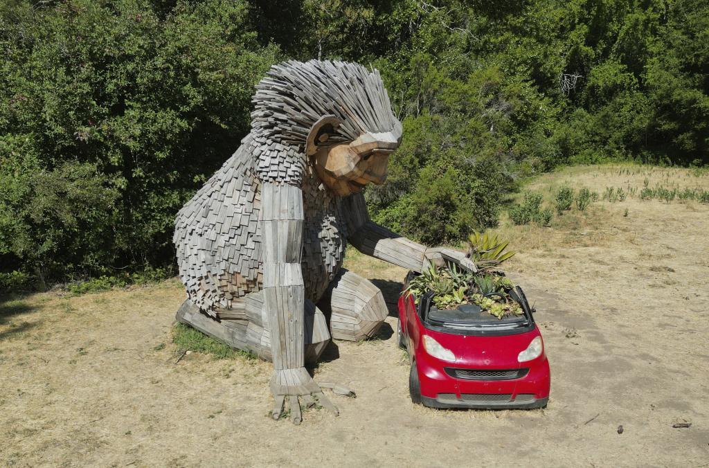 Giant troll created by the Danish recycling artist Thomas Dambo.