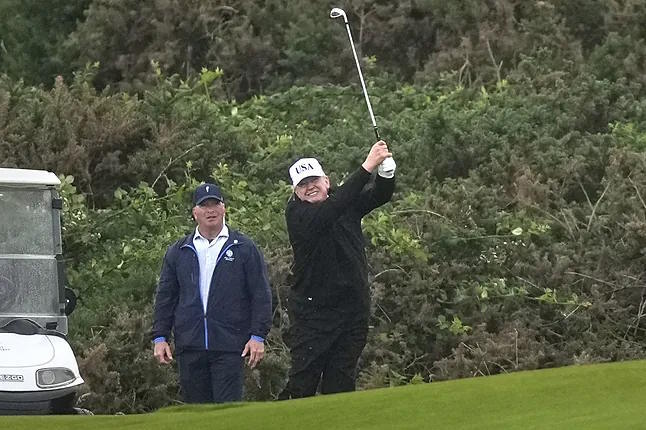 Donald Trump playing golf this Saturday at Turnberry (Scotland).