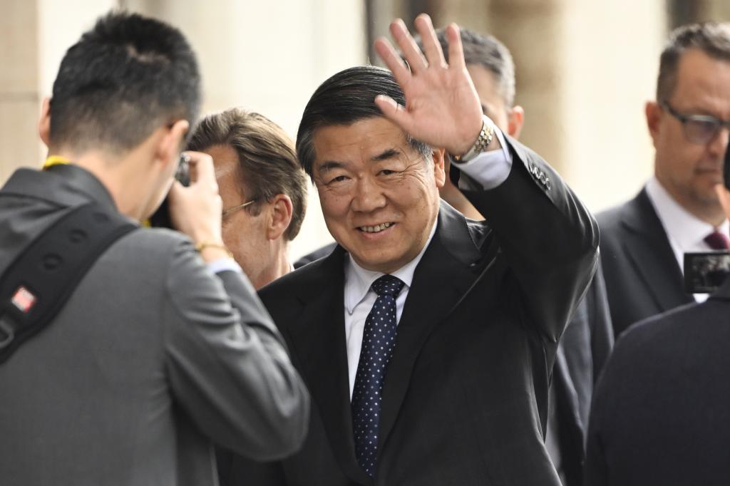 Chinese vice prime minister He Lifeng, center.