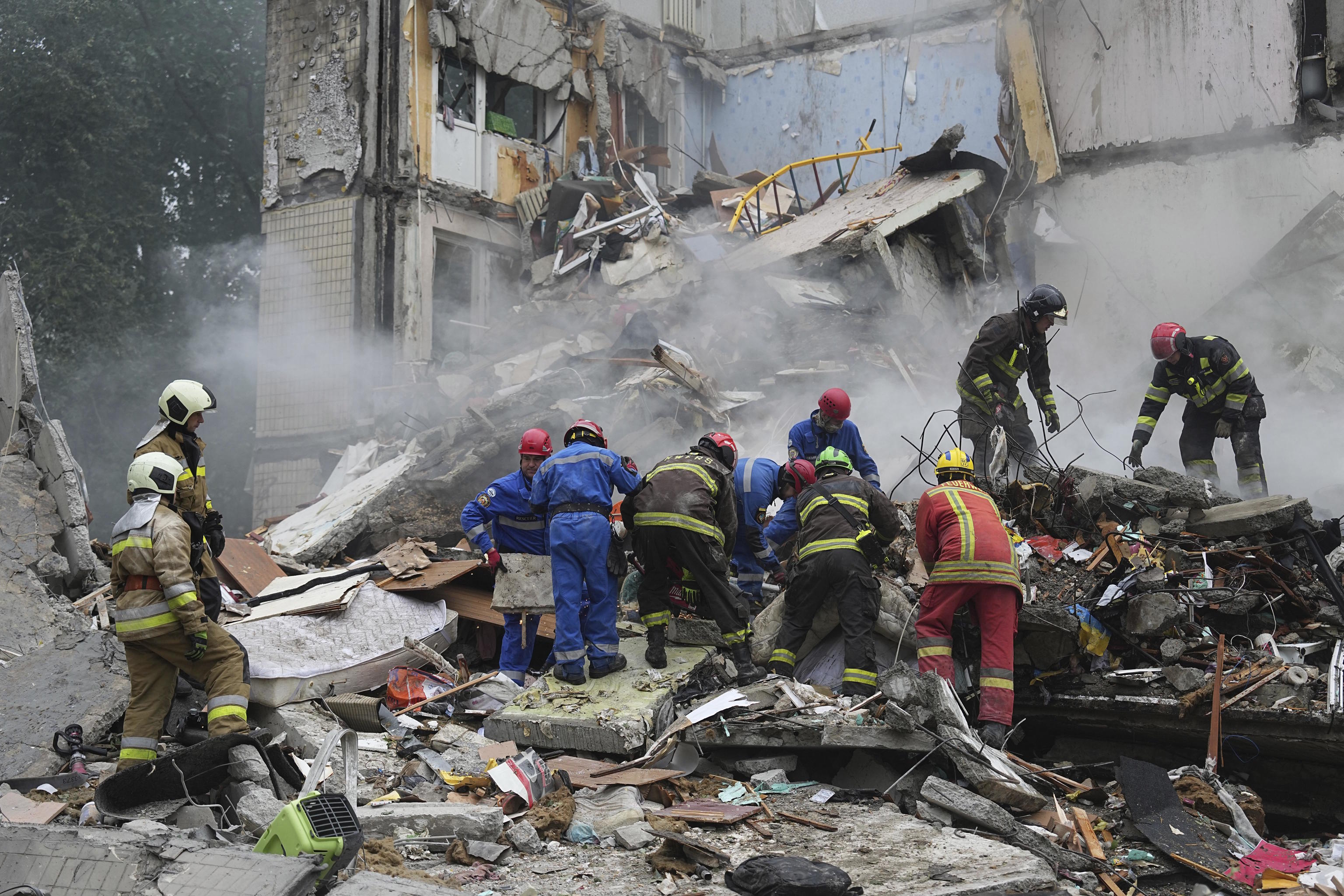Rescue services are working in a Kiev building destroyed by Russian attacks this Thursday.