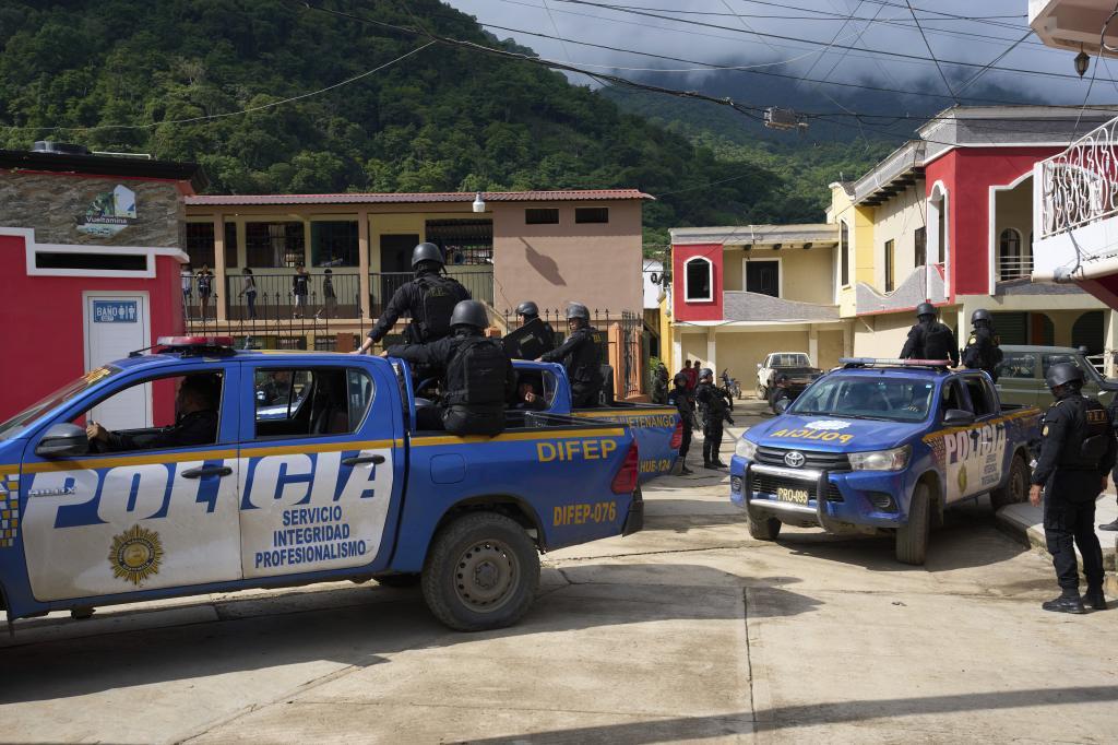 Operation against alleged drug traffickers in La Mesilla, Guatemala.