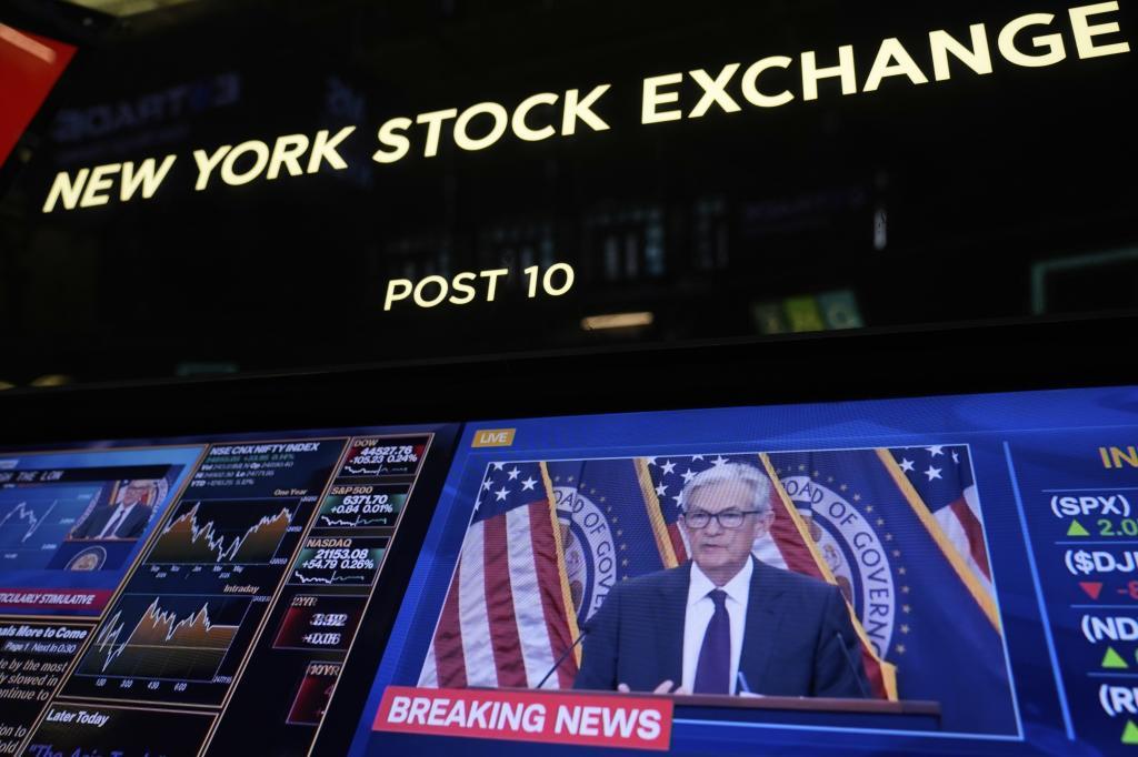 A television displays Fed chairman Jerome Powell.