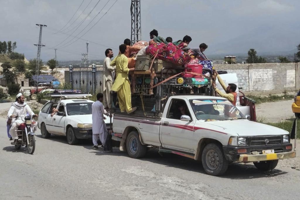 Volunteers offer water to Internally Displaced People