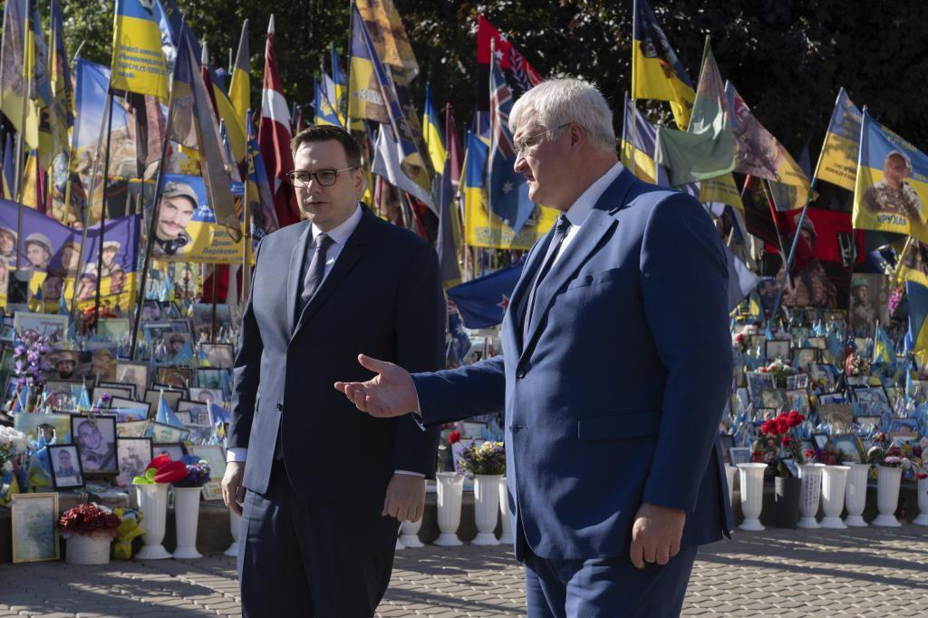 Czech Republic's Foreign Minister Jan Lipavsky, left, and Ukrainian Foreign Minister Andrii Sybiha