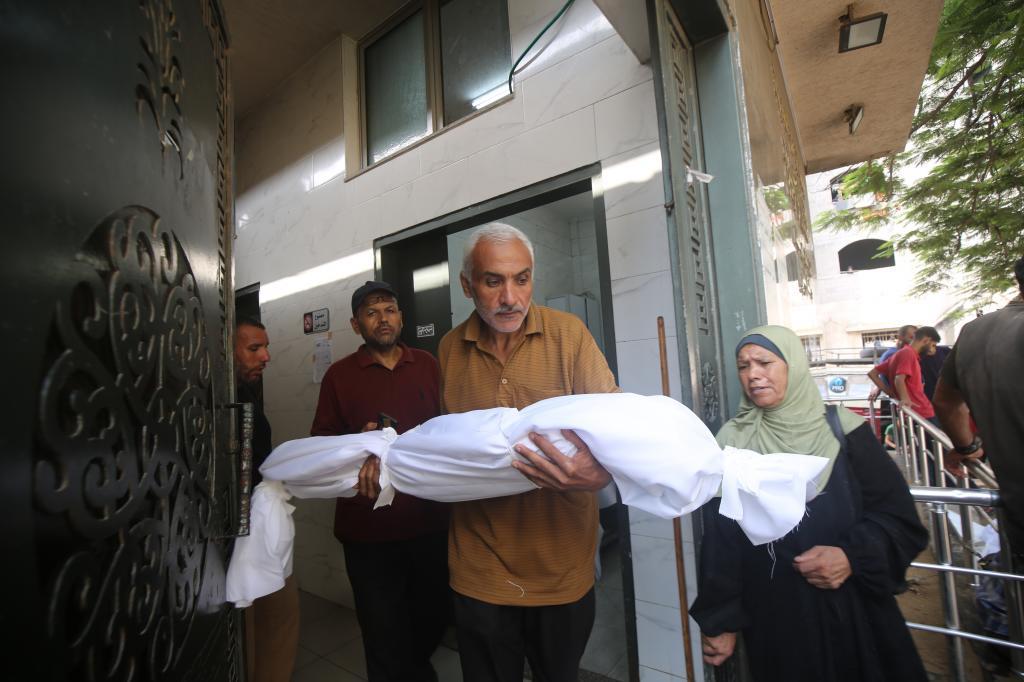 Relatives of the Palestinians, who died as a result of the Israeli attacks