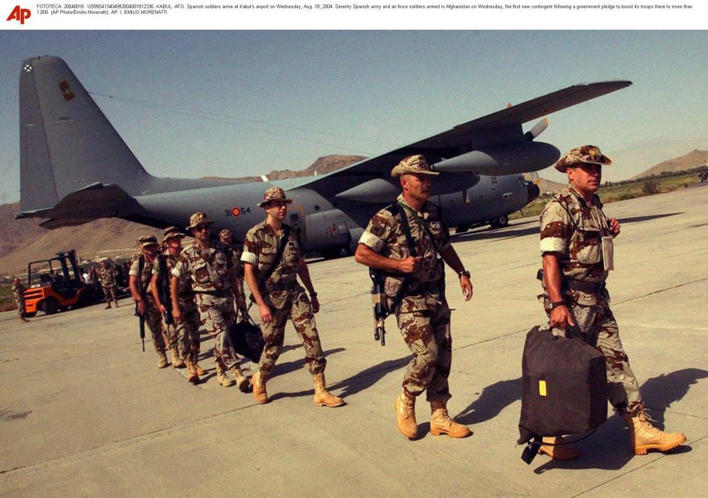 Spanish soldiers arrive at Kabul''s airport.