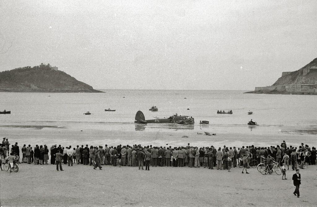 Landing on La Concha beach of the Heinkel 111 bomber, coming directly from Norway by Lon Degrelle