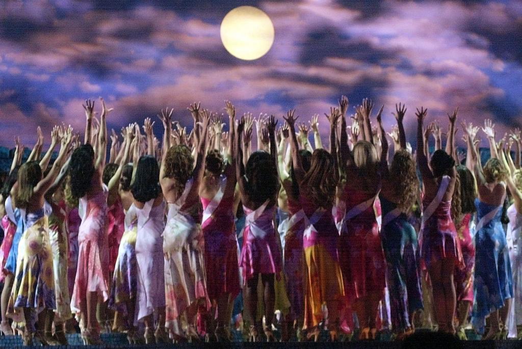 Performance of the participating misses at Miss Universe 2000