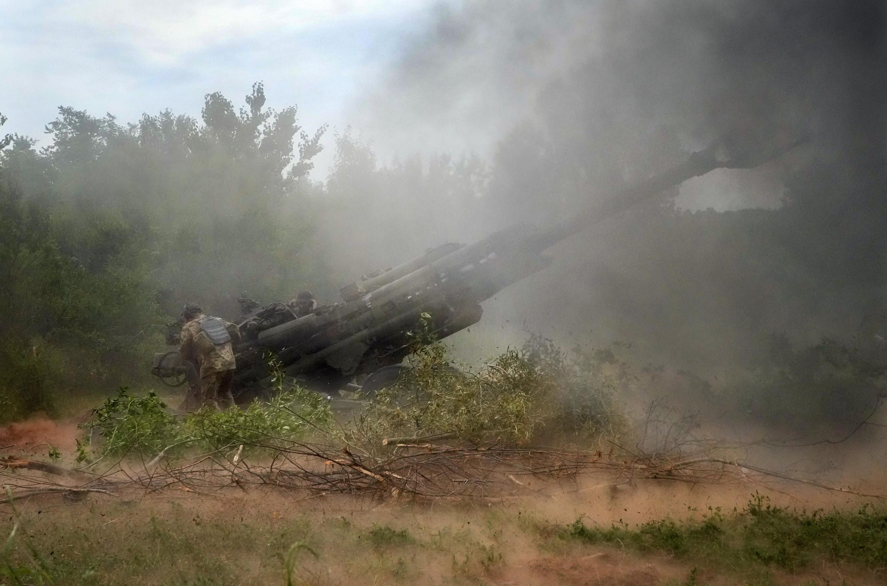 Ukrainian soldiers fire at Russian positions in Donetsk region.