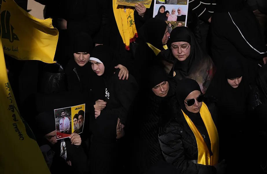 Burial, last February, of a hundred Lebanese killed during the war, in the largest funeral held in Lebanon.