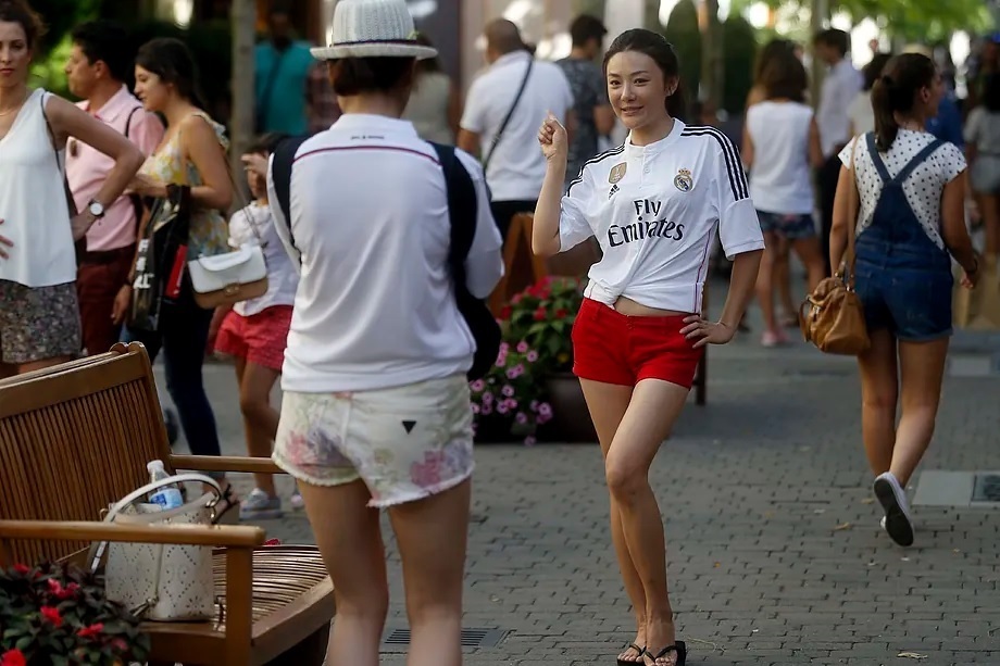A tourist wearing a Real Madrid shirt at Las Rozas Village.