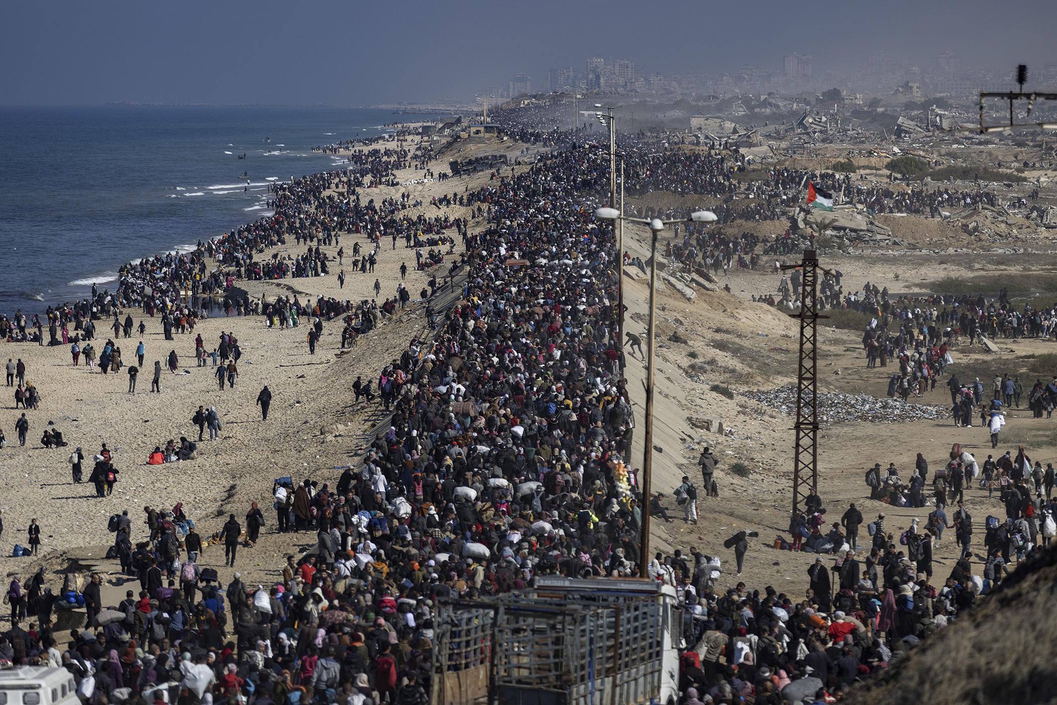 Displaced Palestinians in the south of the Strip return to the city of Gaza.