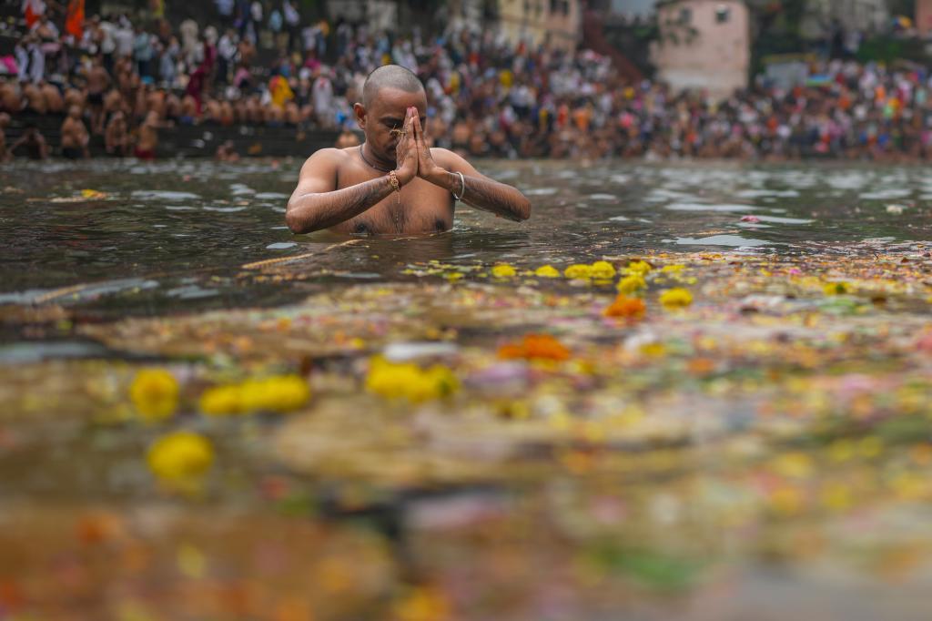 A Hindu devotee performs rituals on the occasion of Mahalaya
