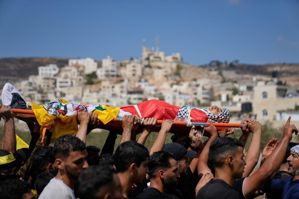 Mourners carry the body of Palestinian Saeed Murad Na'san