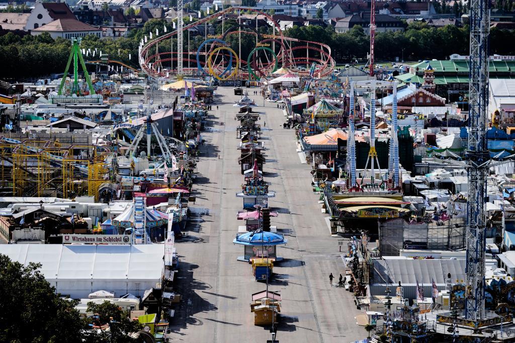 The empty Oktoberfest area that stays closed after a bomb threatening in Munich