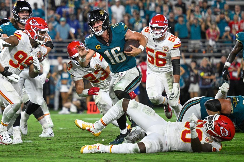 Jacksonville Jaguars quarterback Trevor Lawrence (16)