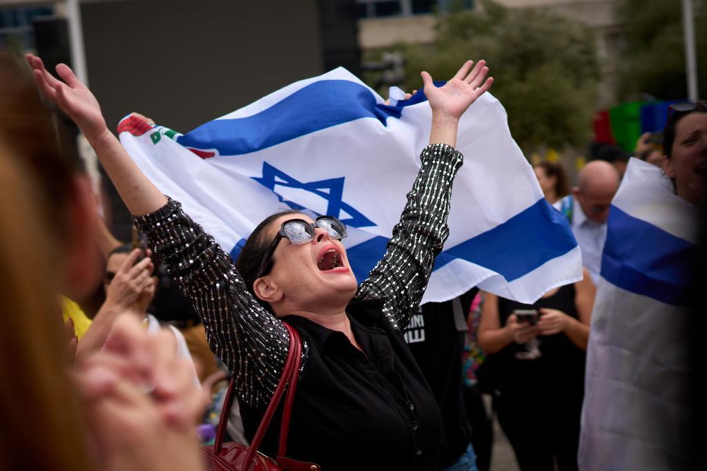 People react while celebrating after the announcement that Israel and Hamas have reached an agreement