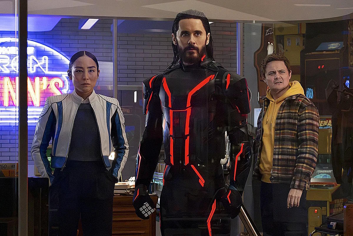 Leto, in the center, with two cast members of 'Tron: Ares'.
