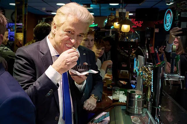 Geert Wilders eating cod, last Saturday, during his electoral campaign.