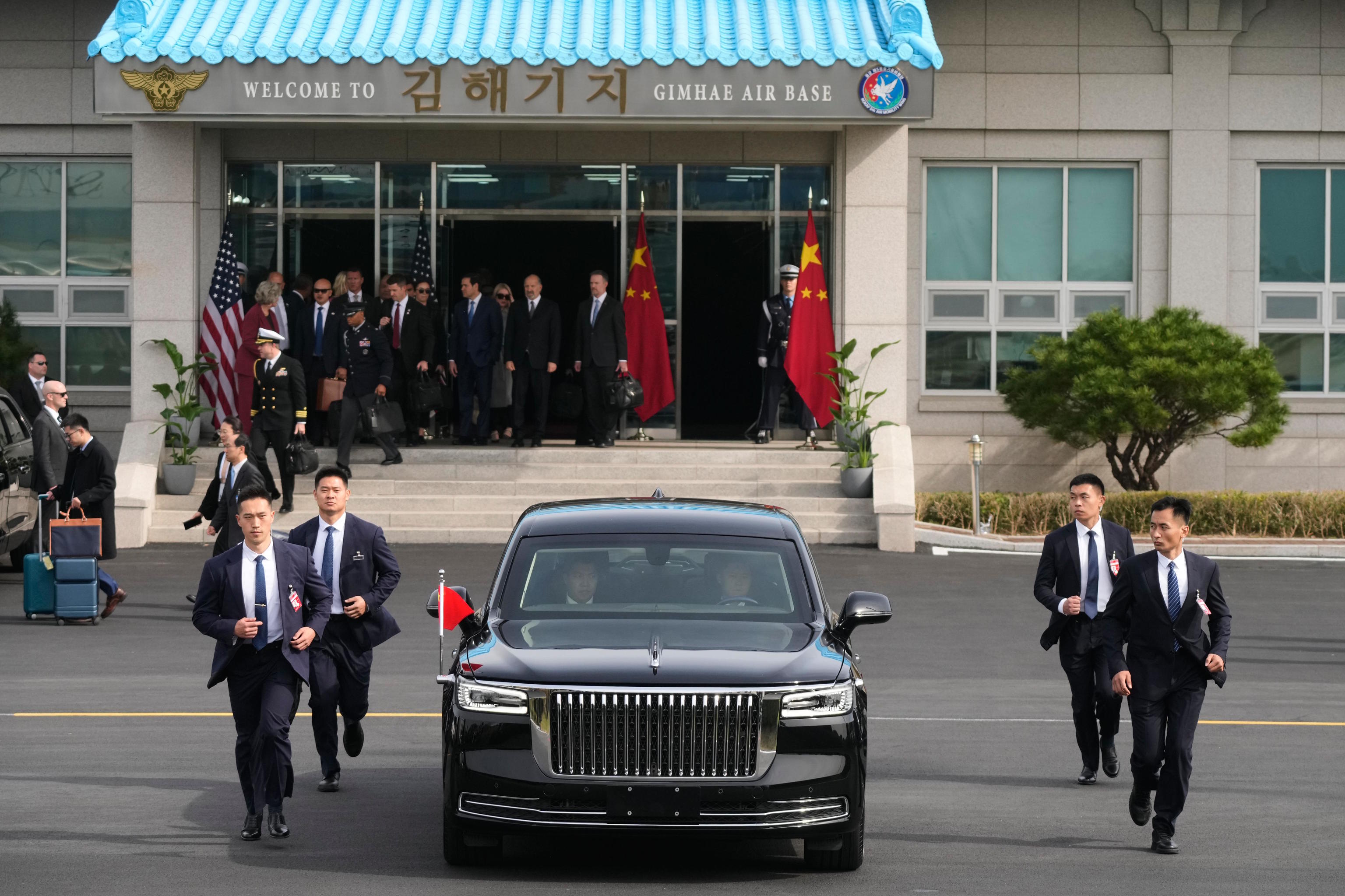 The vehicle carrying Xi Jinping leaves a facility after meeting with Trump.