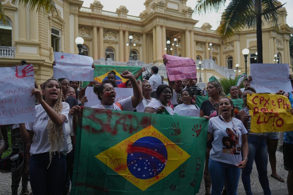 Penha favela residents protest in front of the Guanabara Palace