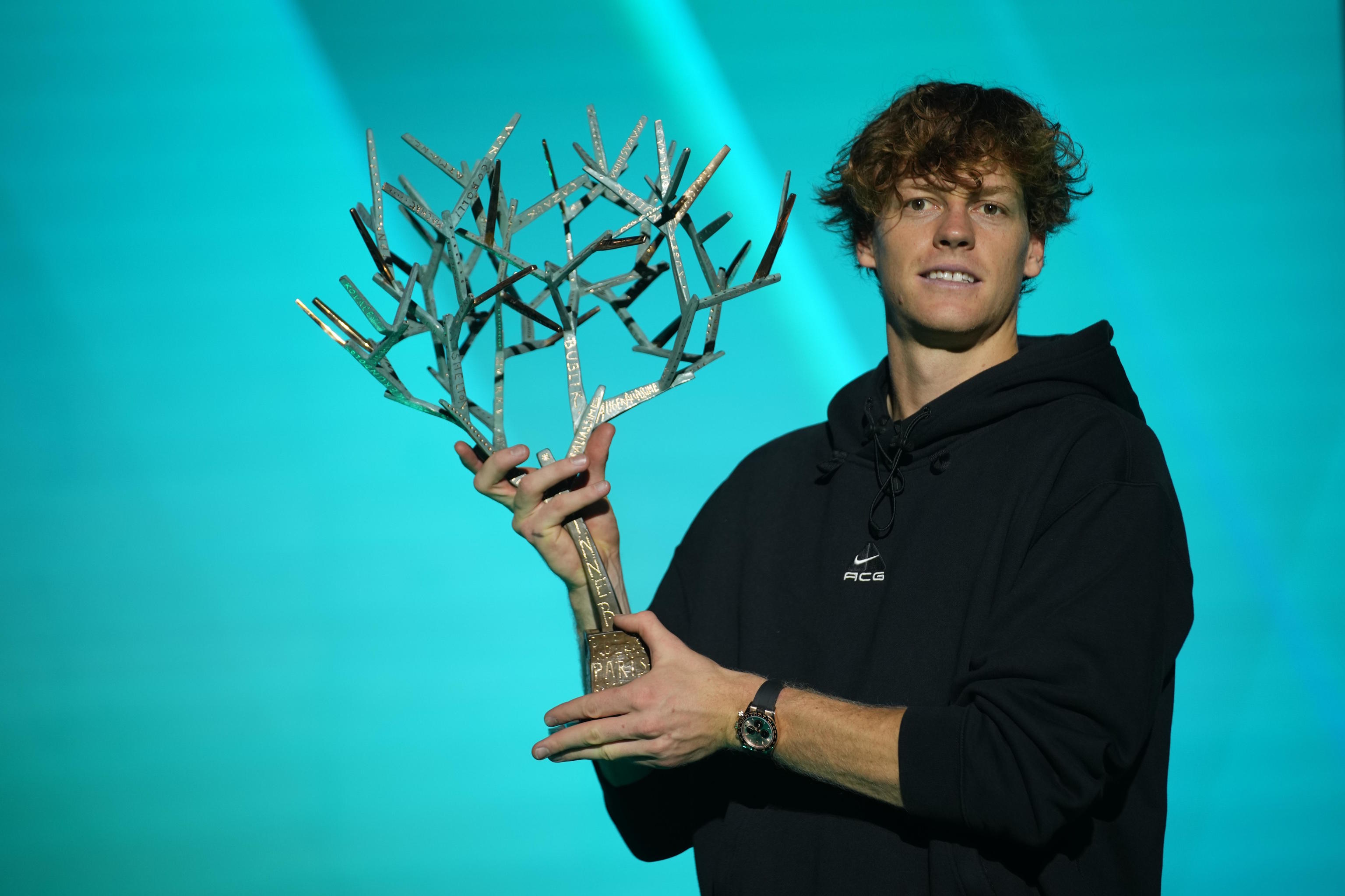 Sinner, with the trophy from the Paris Masters 1000.