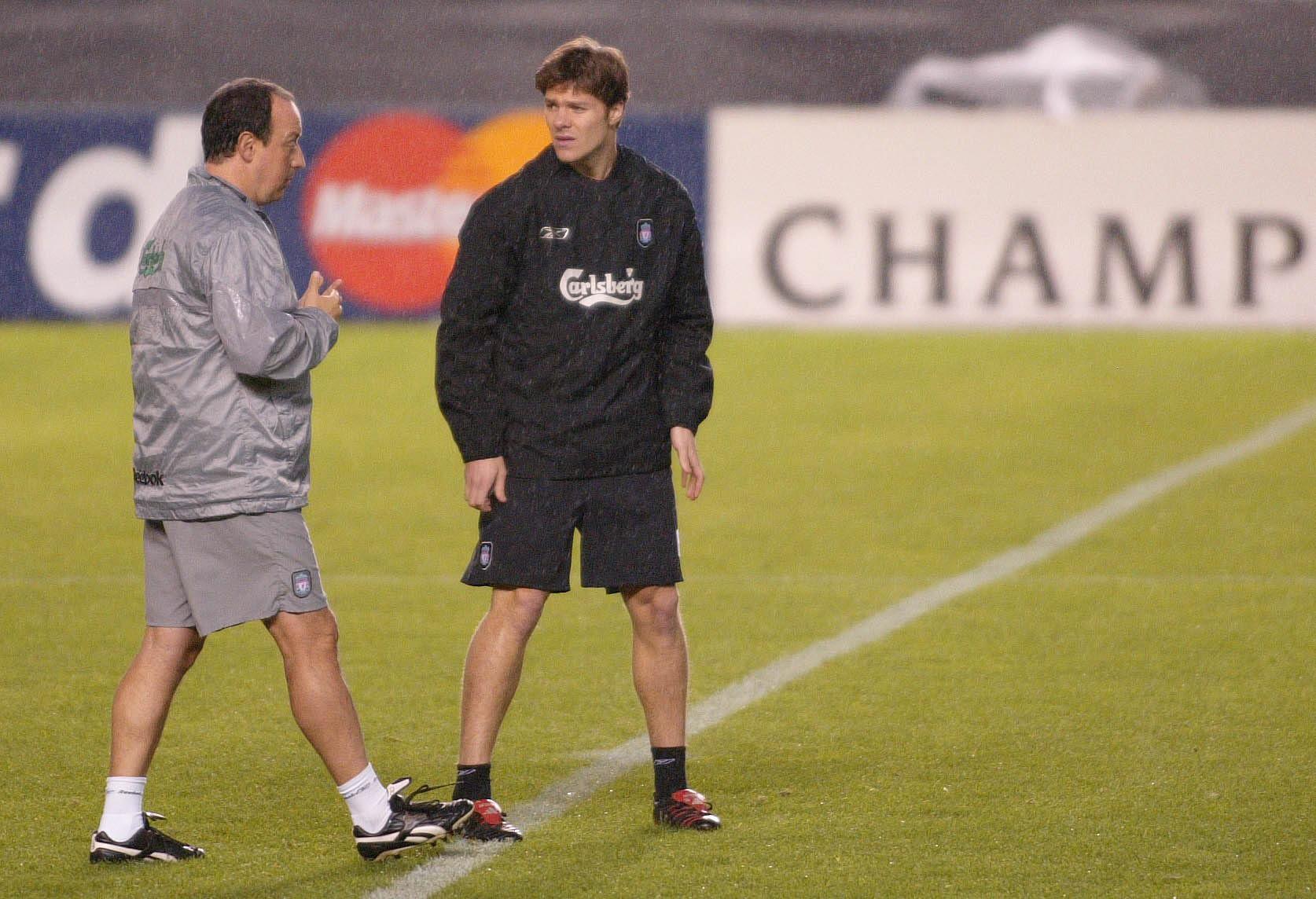 Rafa Bentez speaks to Xabi Alonso.
