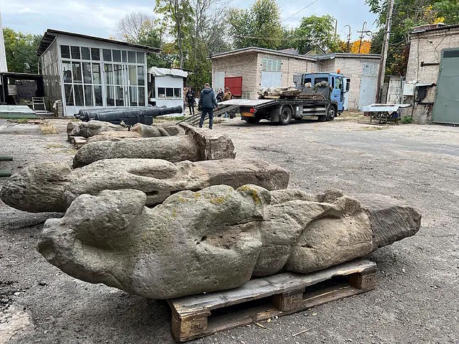 A moment during the evacuation of statues.