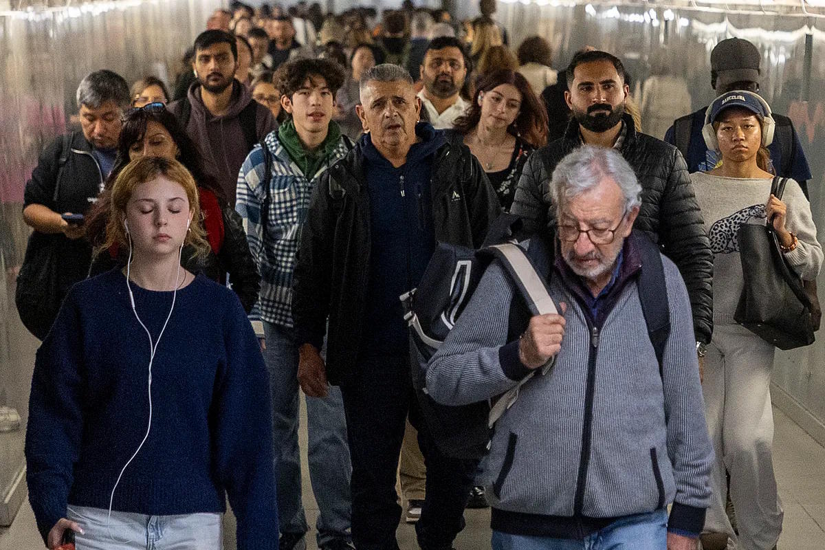 A group of people in the Barcelona metro.