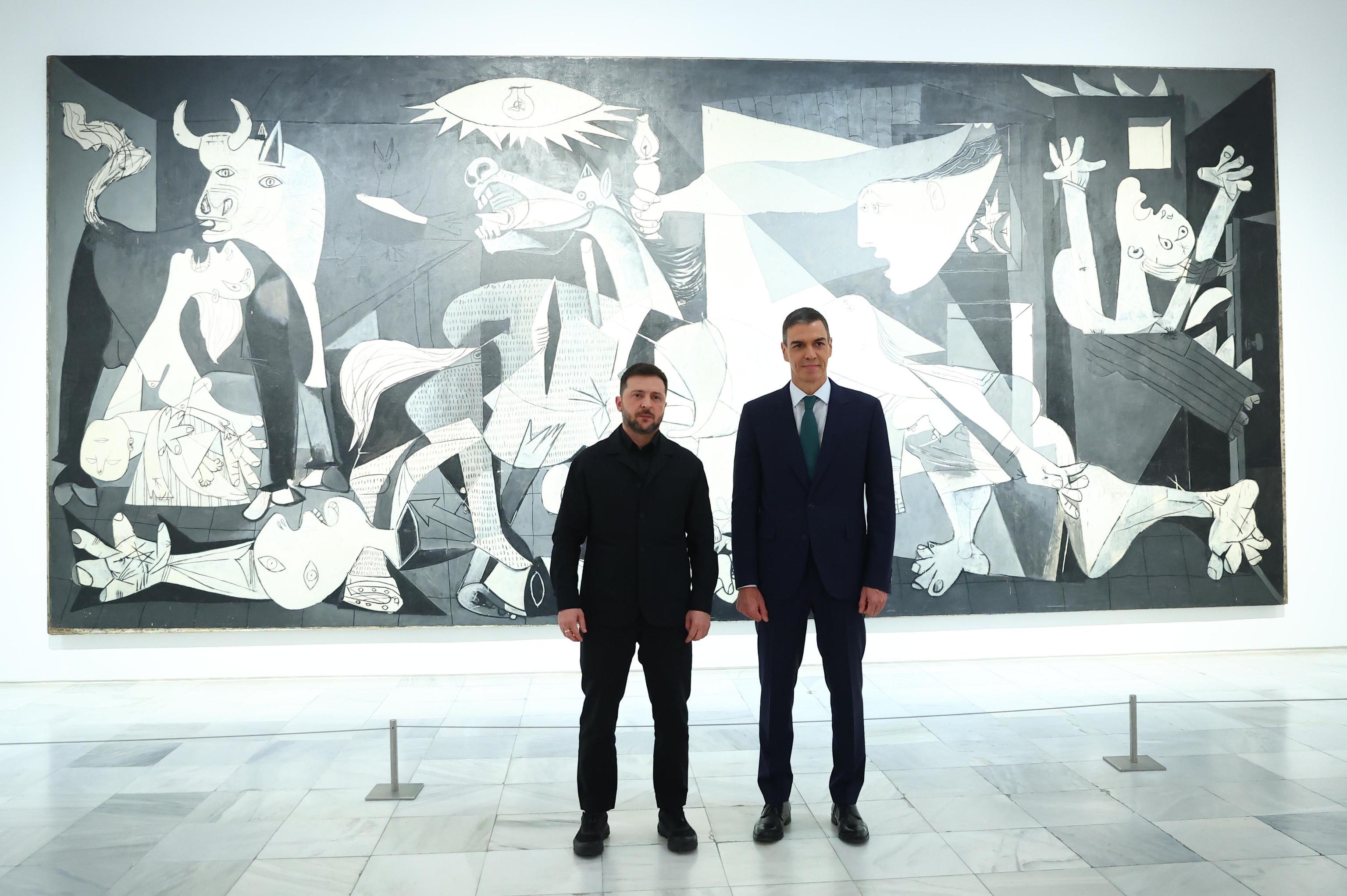 Zelenskyy posa con Pedro Sánchez, frente a "Guernica" in Madrid.