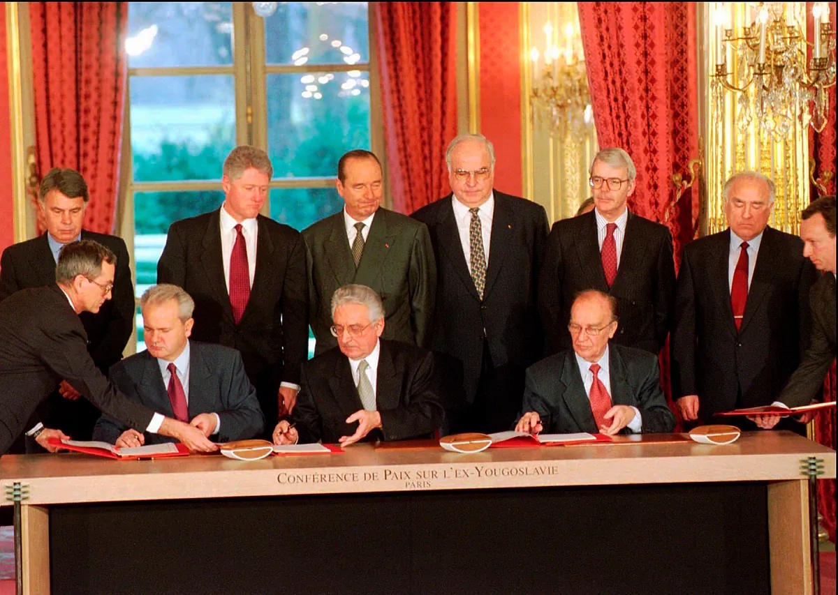 December 10, 1995: the signing of peace in Bosnia at the Elysee Palace.