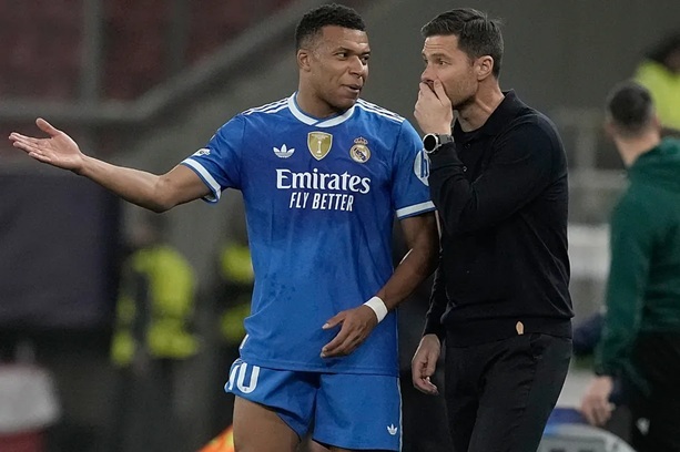 Mbappé talks with Xabi Alonso at the Georgios Karaiskakis Stadium.