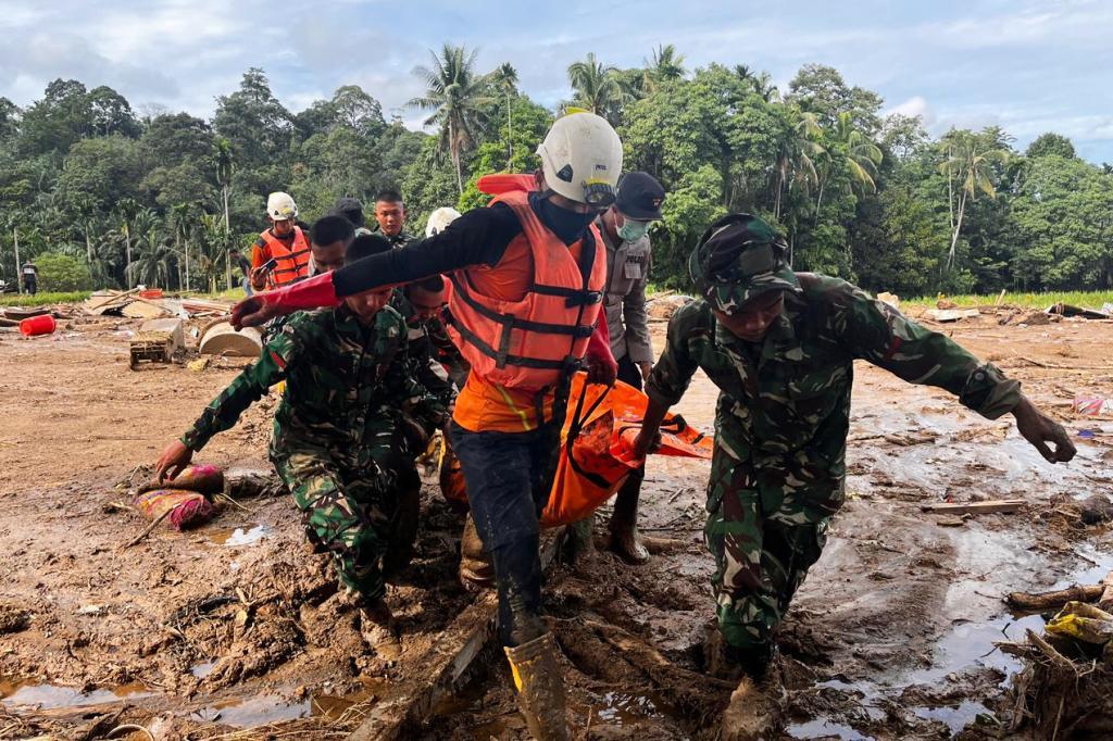 Rescuers search for flood victims in Padang Panjang, West Sumatra