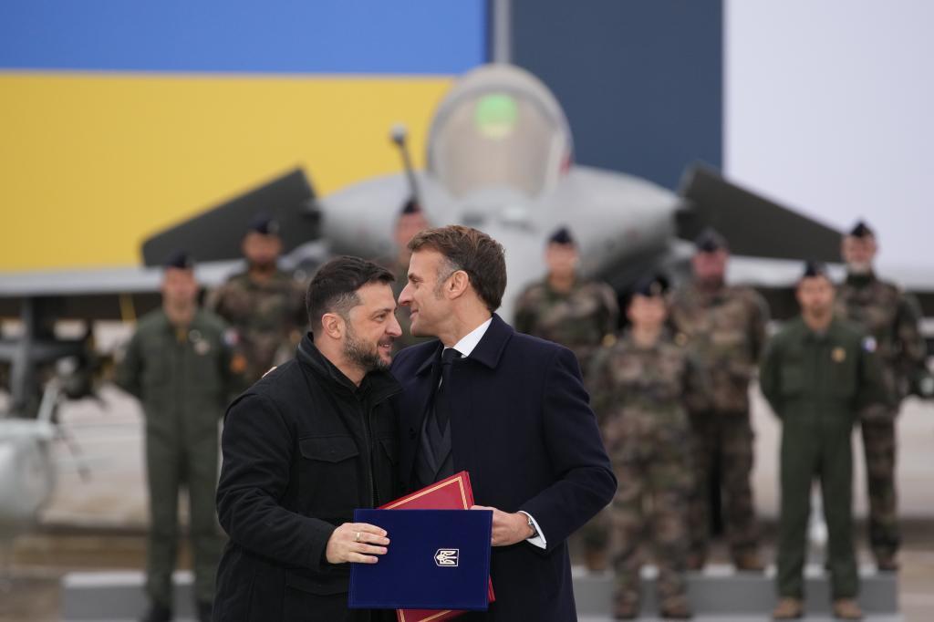 French President Emmanuel Macron, right, and Ukrainian President Volodymyr Zelenskyy