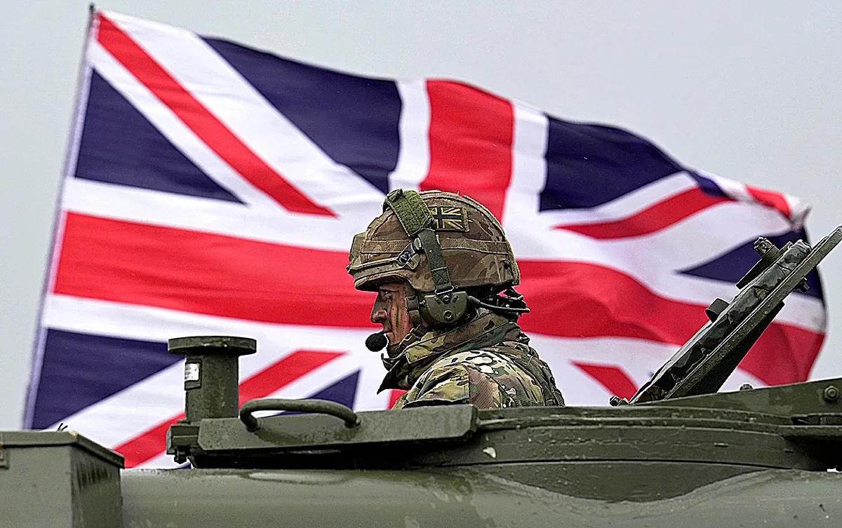 A British soldier participates in an exercise with Ukrainian military personnel in March 2023.