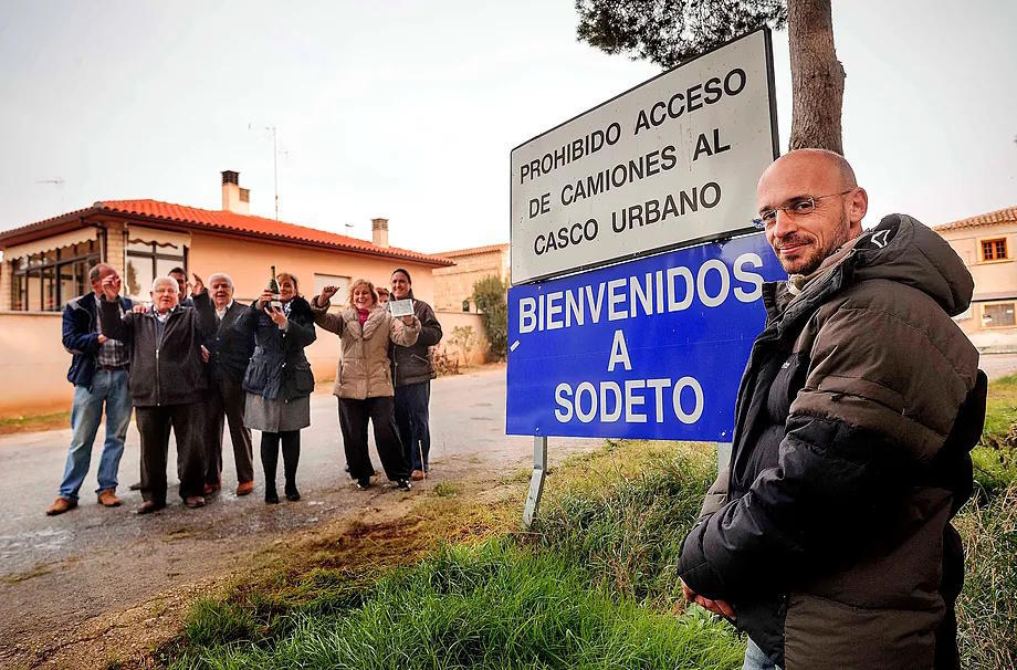 Costis Mitsonakis, in Sodeto in 2012, with his fortunate neighbors.