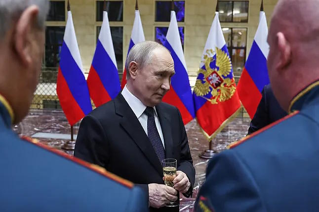 Putin toasts with his generals after meeting with his Minister of Defense.