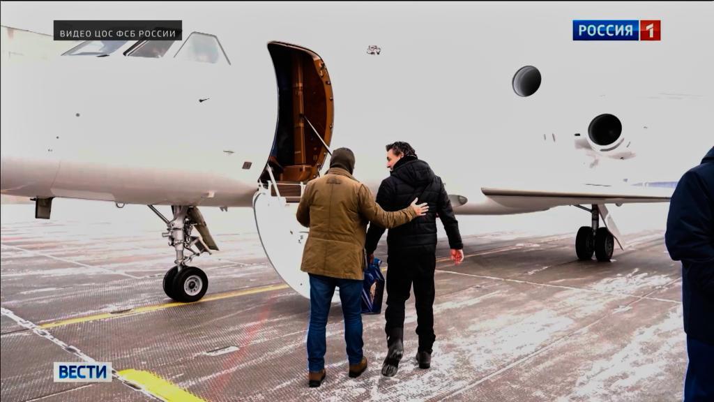 Laurent Vinatier, center right, a French political scholar