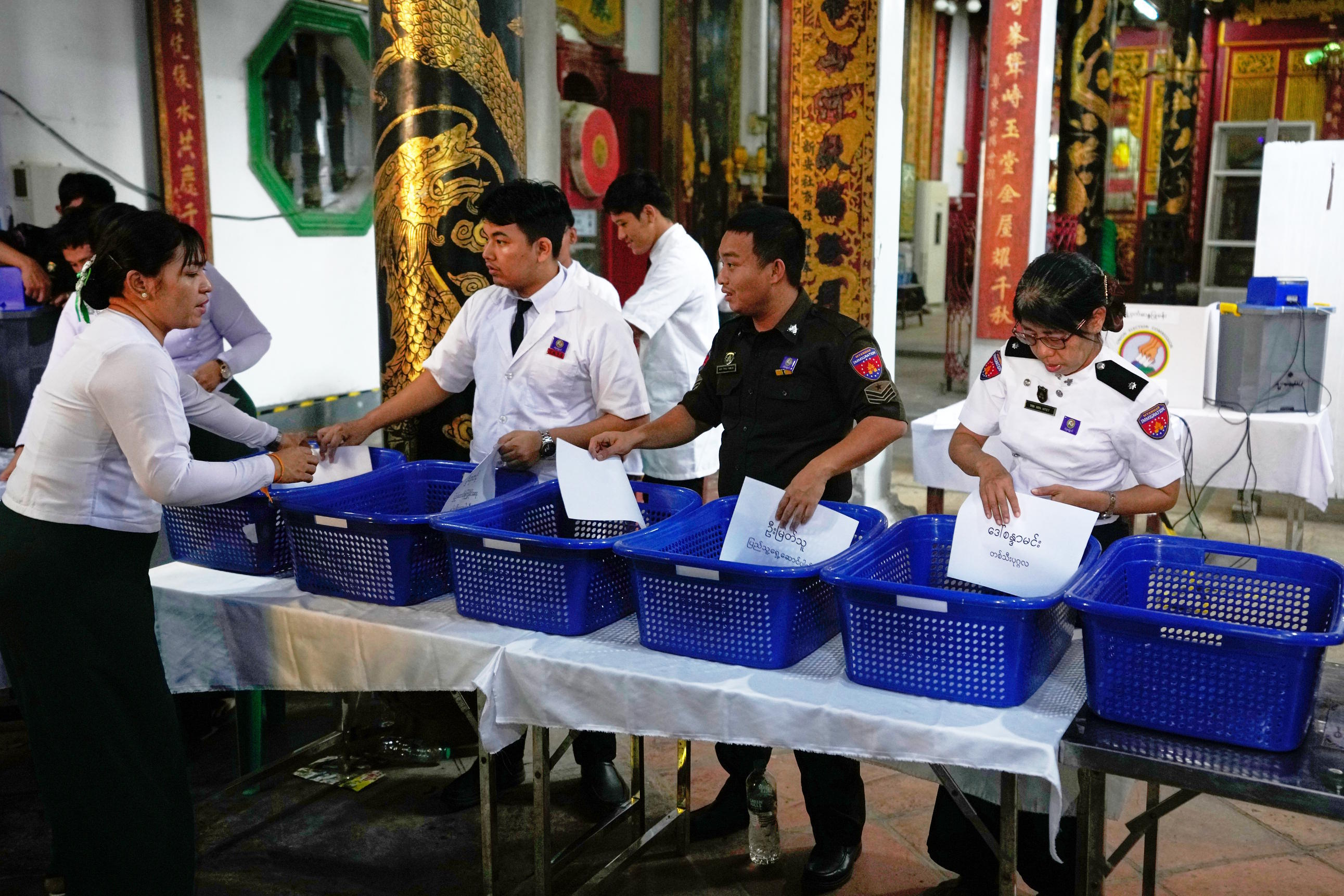 Several people queue to vote in the city of Yangon.