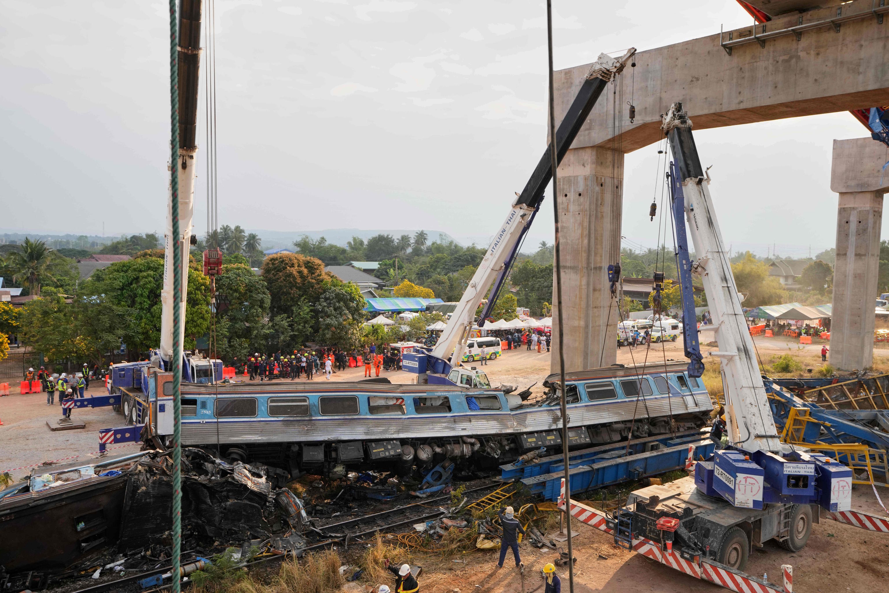 A construction crane fell into a passenger train in Nakhon Ratchasima province.