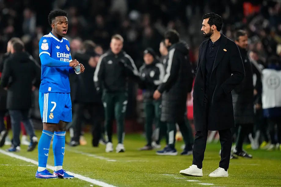 Real Madrid's Vinicius Junior, left, and Real Madrid's head coach Alvaro Arbeloa.